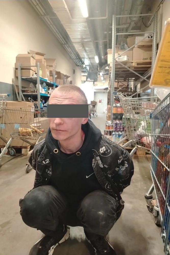 Фото В Новосибирске вор-рецидивист при задержании прокусил палец сотруднику охранного агентства до кости 2